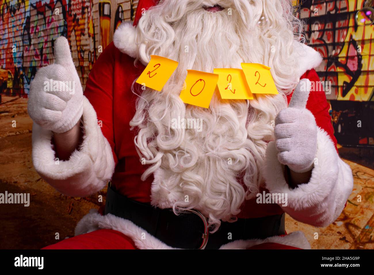 Der Weihnachtsmann mit Haftnotizen, die an sein Kinn geklebt sind, sagt 2022. Stockfoto