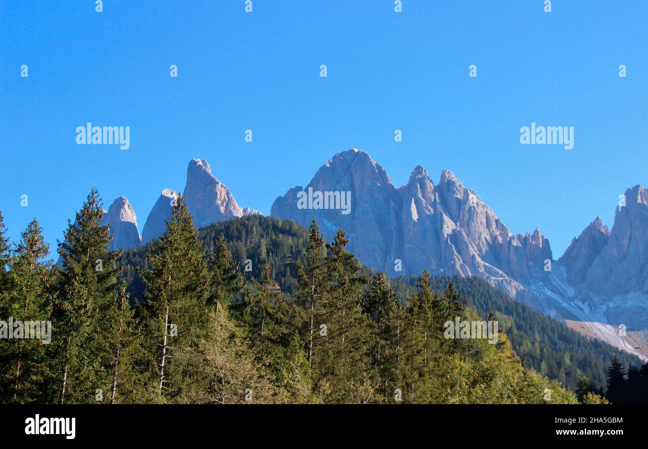 Die geislergruppe (3025 m) im Herbst,naturpark puez-geisler,dolomiten,villnößtal,italien,europa Stockfoto