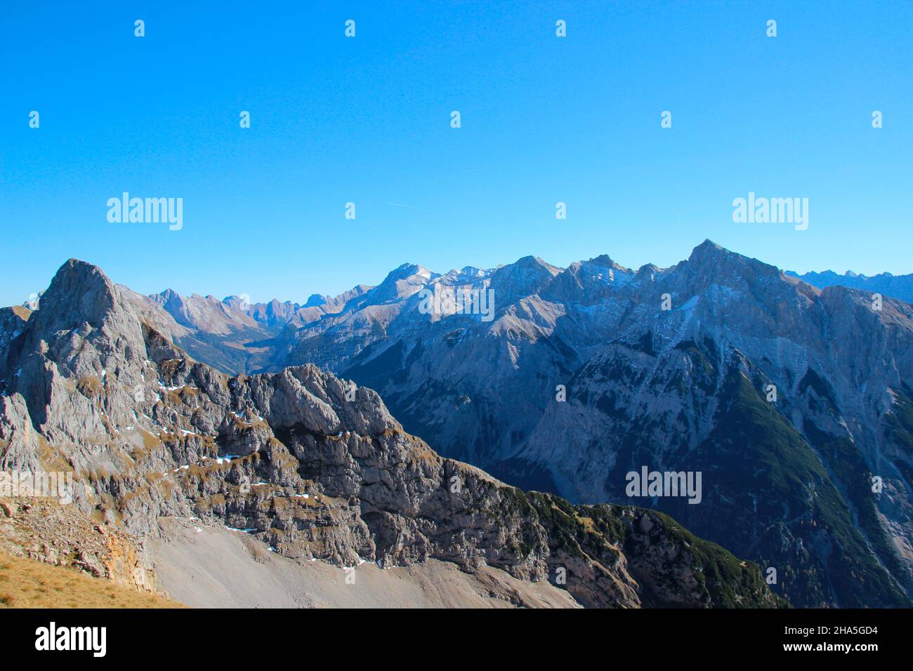 Blick vom Passamani panoramaweg (deutschland, Grenzgebiet) ins österreichische karwendeltal mit den überwältigenden Berggipfeln, beginnend im Vordergrund mit der Lärchenfleckspitze bis zur Pleißenspitze rechts im Bild Stockfoto