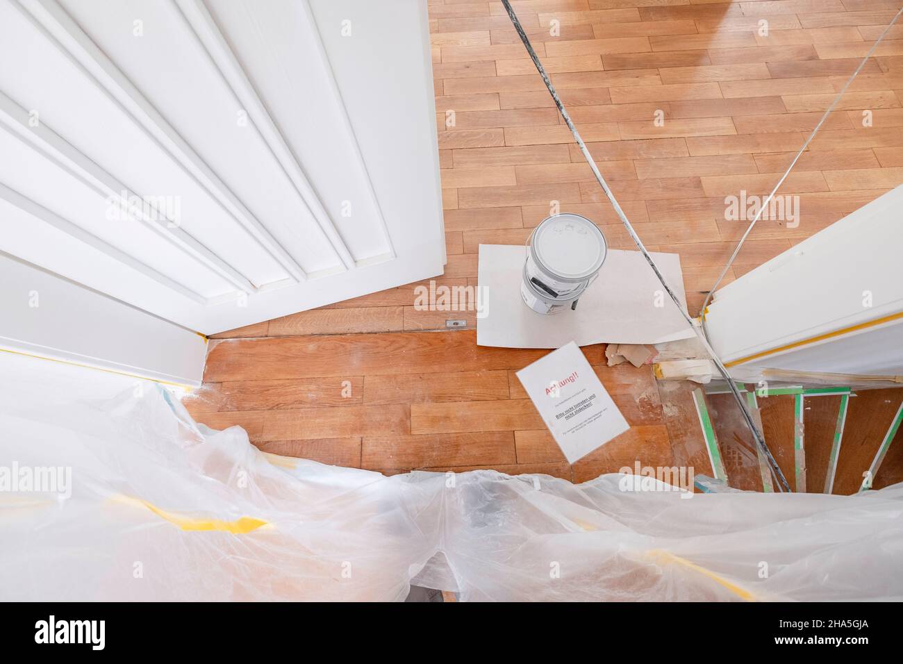 Baustelle, Renovierung und Renovierung einer Wohnung, brauner Echtholzboden Stockfoto
