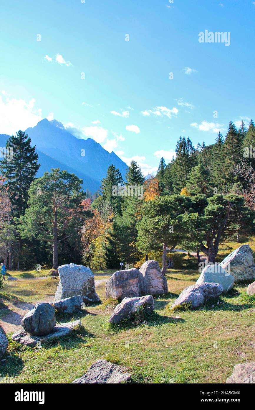 Steinkreis bei mittenwald vor dem wettersteingebirge,deutschland,bayern,oberbayern,werdenfelser Land Stockfoto