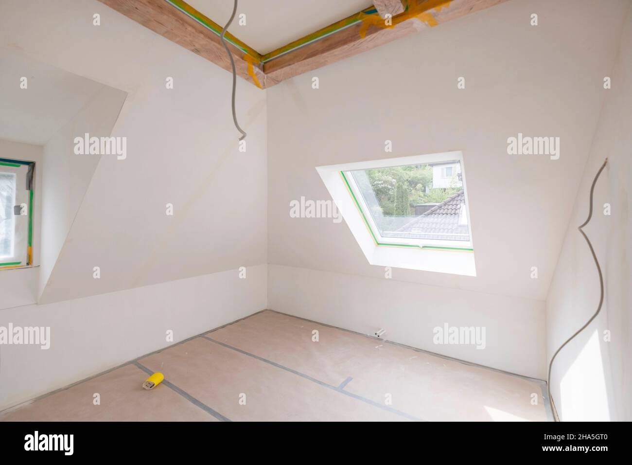 Baustelle, Renovierung und Renovierung einer Wohnung, leeres Zimmer im Dachgeschoss Stockfoto