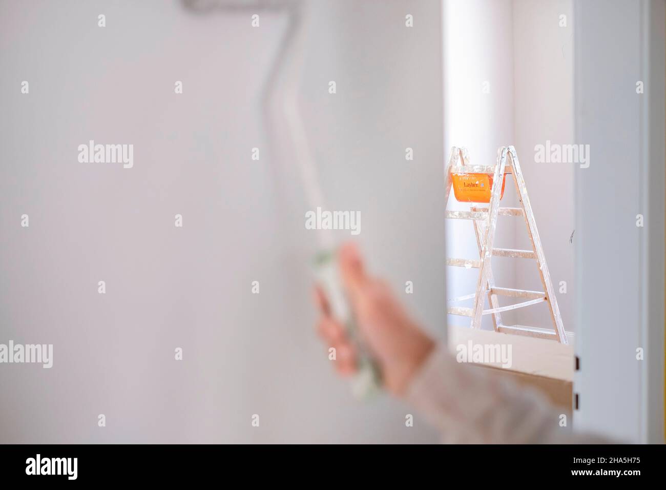 Baustelle, Renovierung und Renovierung einer Wohnung, eine Wand ist weiß gestrichen Stockfoto
