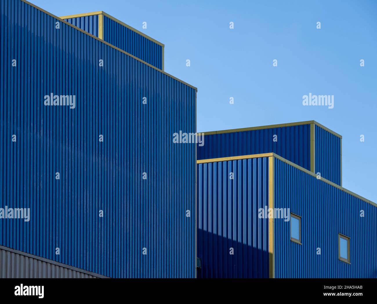 Industriearchitektur, Lagerhaus, blauer Himmel, gelbe Streifen, Stockfoto