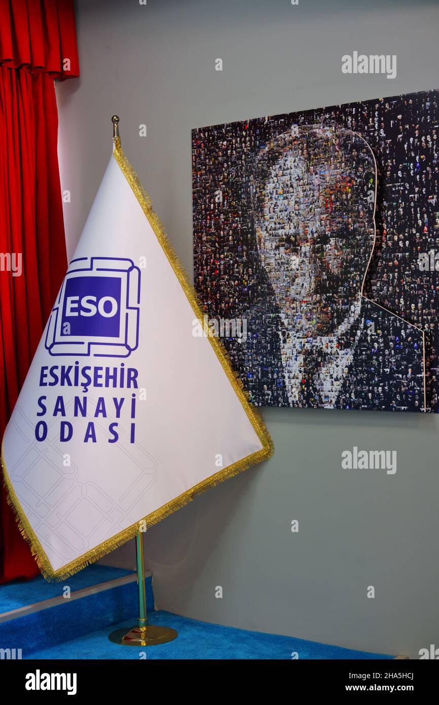 Eskisehir Industriekammer Flagge, riesige Weltkarte und Porträt von Atatürk an der Wand des Eskisehir Sanayi Odasi Gebäudes innen Stockfoto