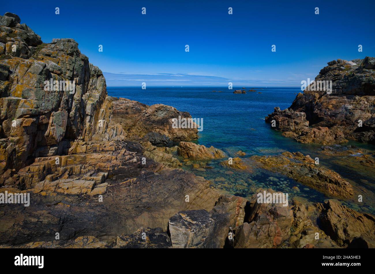 Felsige Küste entlang des sentier des douaniers, Zolloffizier Pfad gr 34, plougrescant, Côte de Granit Rose, Côtes-d'Armor, bretagne, frankreich Stockfoto