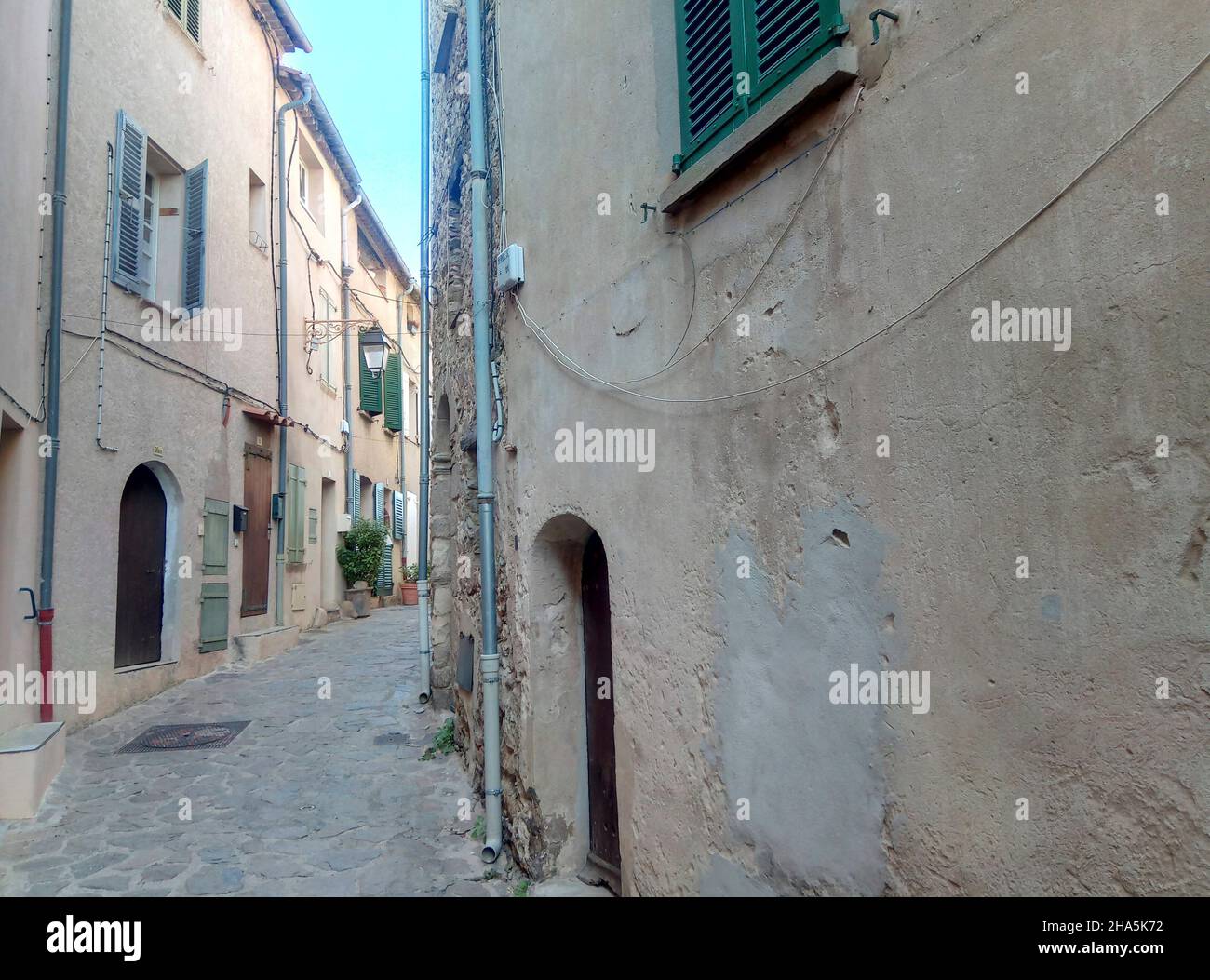 Schmale Gasse in einem französischen Bergdorf. Stockfoto