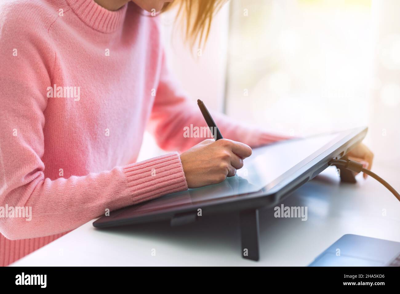 Grafikdesignerin, die an einem digitalen Grafiktablett arbeitet Stockfoto