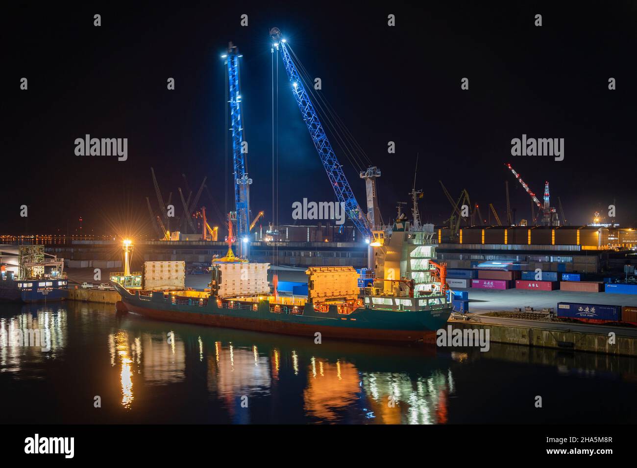 Containerschiff wird verladen,rostock Überseehafen,warnemünde,mecklenburg-vorpommern,deutschland Stockfoto
