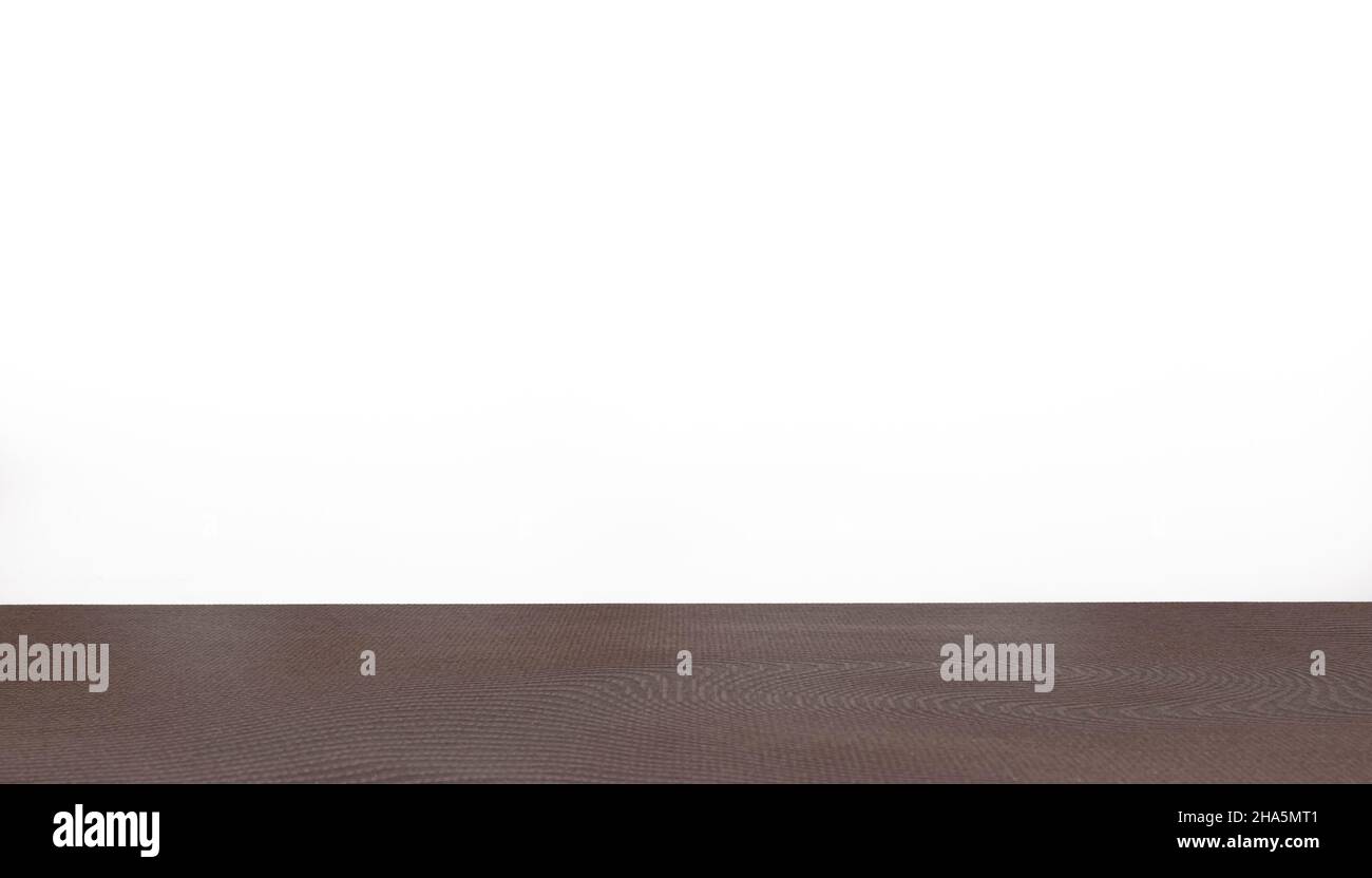 Weißer Hintergrund mit Holzstütze für die Präsentation von Werbeobjekten zur Produktförderung. Holzfußboden, schlichter weißer Hintergrund Stockfoto