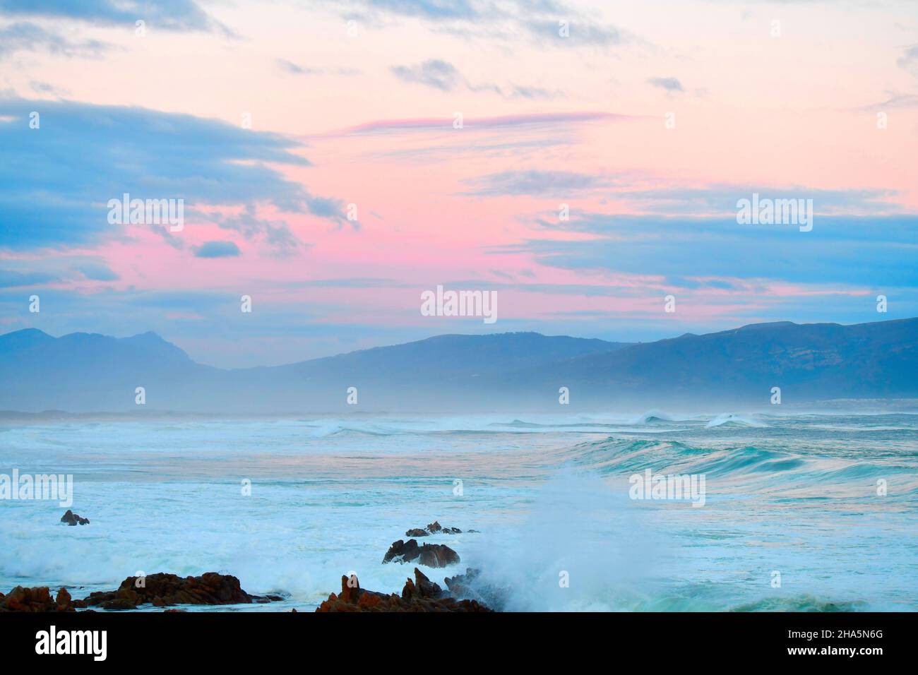 Pastellfarben nach Sonnenuntergang, sandown Bay, Western Cape, Südafrika. Stockfoto