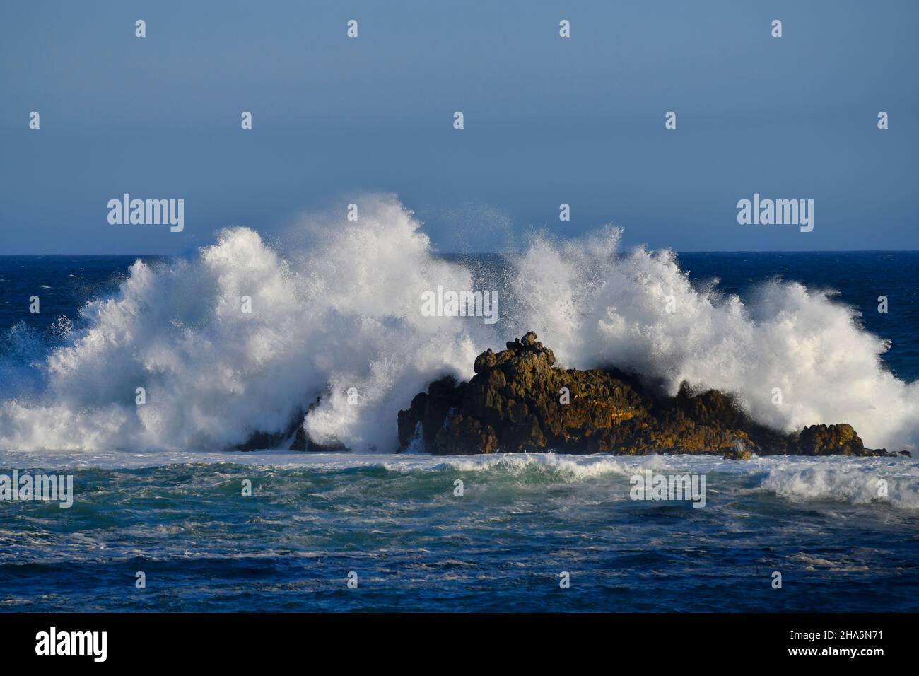 Wellenbrecher auf Küstenfelsen, kleinmond, Südafrika. Stockfoto