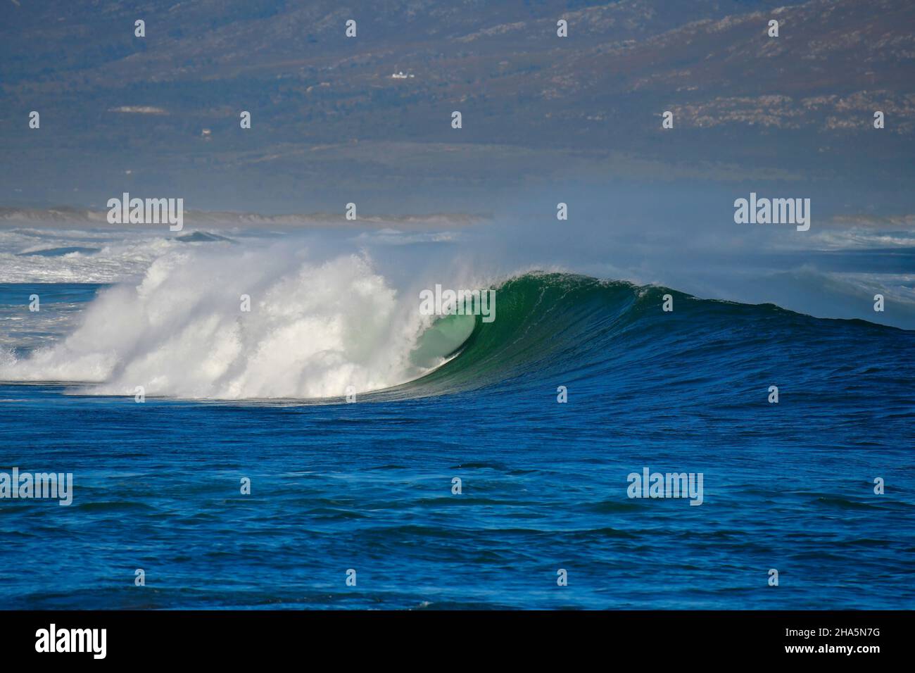 Wellenreiten in sandown Bay, westlichem Kap, Südafrika. Stockfoto
