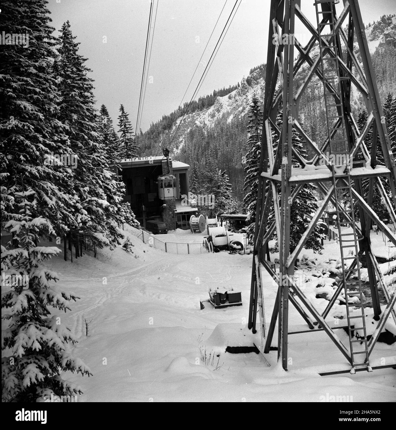 Zakopane, 1969-12-03. Przed zimowym sezonem narciarskim 1969/1970, przeprowadzono okresowy remont kolei linowej na Kasprowy Wierch. Dokonano wymiany liny noœnej na odcinku KuŸnice - Myœlenickie Turnie. NZ. Wagonik kolei linewej na wyremontowanym odcinku trasy doje¿d¿a od stacji pocz¹tkowej w zakopiañskich KuŸnicach. mta PAP/Tadeusz Olszewski Zakopane, 3. Dezember 1969. Renovierte Seilbahn-Linie vor der Skisaison 1969/1970. Der Catenarian auf Kuznice - Myslenickie Turnie Route wurde geändert. Im Bild: Zugänge mit der Seilbahn zum Bahnhof Kuznice. mta PAP/Tadeusz Olszewski Stockfoto