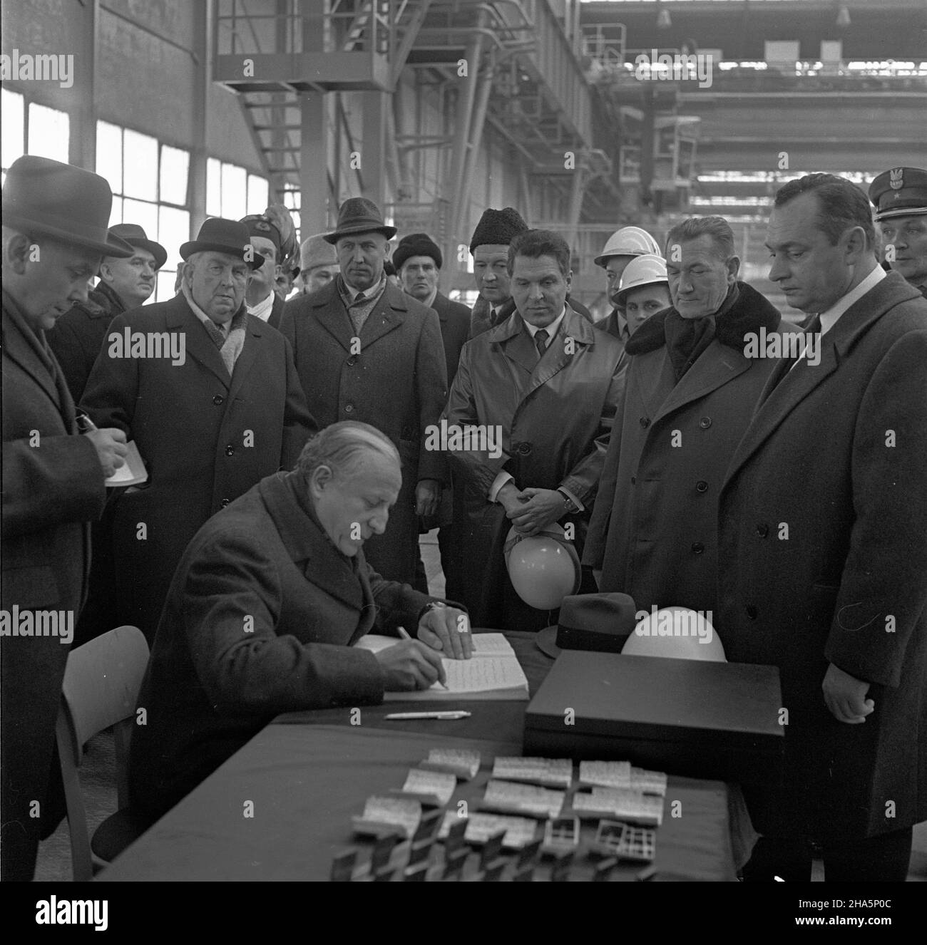Katowice, 1969-12-03. Wydzia³ rur spiralnie spawanych w Hucie Ferrum produkowa³ rury przeznaczone do budowy ruroci¹gów przesy³owych gazu, ropy i wody. Budowa tego ca³kowicie zmechanizowanego hutniczego obiektu trwa³a 17 miesiêcy i 4 dni. W przeddzieñ górniczego œwiêta - Barbórki w otwarciu tego wydzia³u uczestniczyli m.in. Sekretarz Komitetu Centralnego Polskiej Zjednoczonej Partii Robotniczej (KC PZPR) Ryszard Strzelecki oraz przewodnicz¹cy Rady Pañstwa, marsza³ek Polski Marian Spychalski. NZ. m.in.: I sekretarz Komitetu Wojewódzkiego w Kielcach Edward Gierek (4L stoi), przewodnicz¹cy Prezydi Stockfoto