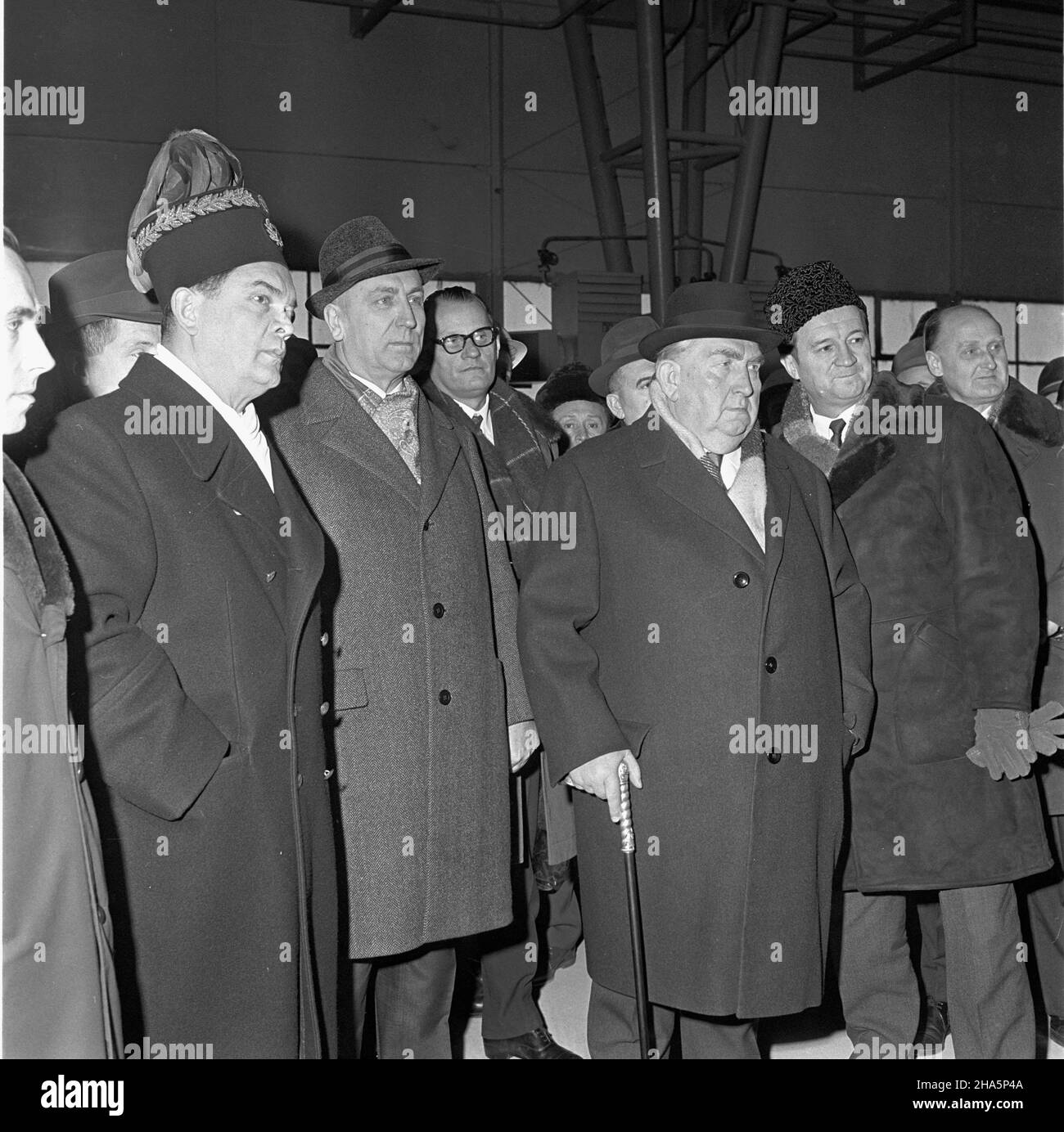 Katowice, 1969-12-03. Wydzia³ rur spiralnie spawanych w Hucie Ferrum produkowa³ rury przeznaczone do budowy ruroci¹gów przesy³owych gazu, ropy i wody. Budowa tego ca³kowicie zmechanizowanego hutniczego obiektu trwa³a 17 miesiêcy i 4 dni. W przeddzieñ górniczego œwiêta - Barbórki w otwarciu tego wydzia³u uczestniczyli m.in. Sekretarz Komitetu Centralnego Polskiej Zjednoczonej Partii Robotniczej (KC PZPR) Ryszard Strzelecki oraz przewodnicz¹cy Rady Pañstwa, marsza³ek Polski Marian Spychalski. NZ. m.in.: I sekretarz Komitetu Wojewódzkiego w Kielcach Edward Gierek (2L), przewodnicz¹cy Prezydium wo Stockfoto