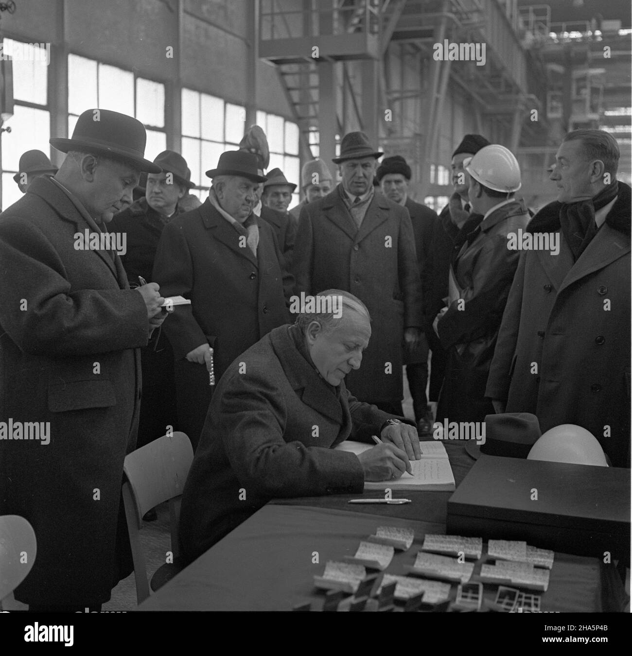 Katowice, 1969-12-03. Wydzia³ rur spiralnie spawanych w Hucie Ferrum produkowa³ rury przeznaczone do budowy ruroci¹gów przesy³owych gazu, ropy i wody. Budowa tego ca³kowicie zmechanizowanego hutniczego obiektu trwa³a 17 miesiêcy i 4 dni. W przeddzieñ górniczego œwiêta - Barbórki w otwarciu tego wydzia³u uczestniczyli m.in. Sekretarz Komitetu Centralnego Polskiej Zjednoczonej Partii Robotniczej (KC PZPR) Ryszard Strzelecki oraz przewodnicz¹cy Rady Pañstwa, marsza³ek Polski Marian Spychalski. NZ. m.in.: I sekretarz Komitetu Wojewódzkiego w Kielcach Edward Gierek (CP stoi), przewodnicz¹cy Prezydi Stockfoto