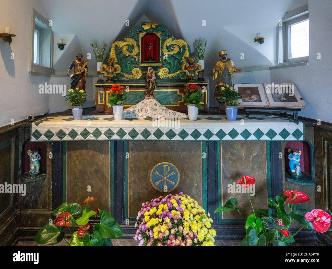 deutschland,monheim am rhein,bergisches Land,niederbergisches Land,niederberg,rheinland,Nordrhein-westfalen,nrw,Kapelle am ehemaligen Vogtshof,St. josef Kapelle,Innenansicht,Altar,Kruzifix,maria mit dem Jesuskind,Heiligenfiguren,Blumenschmuck Stockfoto