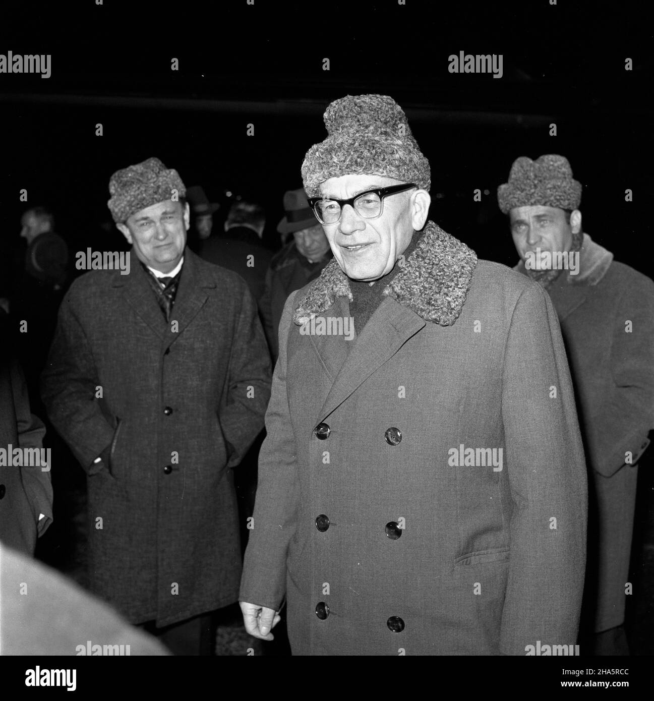 Warszawa, 1969-12-04. W dniach 3 i 4 grudnia 1969 r. w Moskwie odby³o siê spotkanie przywódców partyjnych i pañstwowych pañstw Uk³adu Warszawskiego. Tematem spotkania by³o bezpieczeñstwo miêdzynarodowe. NZ. od prawej: Sekretarz Komitetu Centralnego Polskiej Zjednoczonej Partii Robotniczej (KC PZPR) Józef Tejchma, i sekretarz KC W³adys³aw Gomu³ka, sekretarz KC Boles³aw Jaszczuk. Ad PAP/Marek Cezary Langda Warschau, 4. Dezember 1969. Am 3. Und 4. Dezember trafen sich 1969 Staats- und Parteinhaber der Mitglieder des Warschauer Paktes in Moskau, um das Problem der internationalen Sicherheit zu diskutieren. Bild von rechts: mitglied Stockfoto