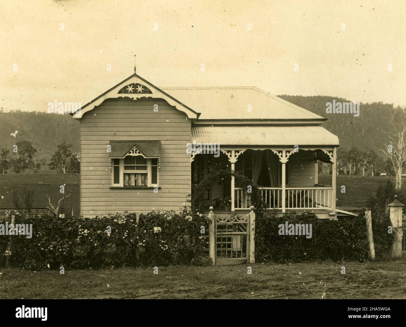 Ein Zuhause in Queensland mit Veranda, wahrscheinlich im Jahr 1930s. Aus der Sammlung der Familie McKechnie. Stockfoto