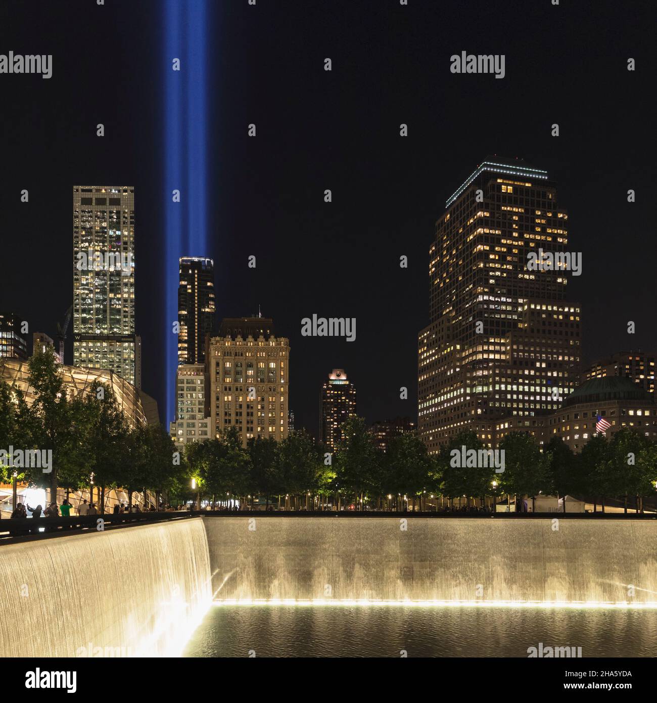 National september 11 Denkmal und Museum, die beiden Lichtstrahlen symbolisieren die ehemaligen zwei Türme des Welthandelszentrums, manhattan, New york City, New york, usa Stockfoto