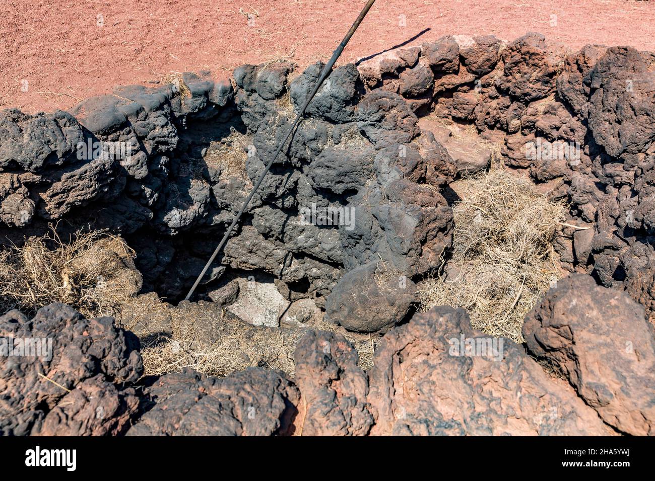 Feuerdemonstration, el diablo Touristenzentrum, nationalpark timanfaya, parque nacional de timanfaya, montanas del fuego, lanzarote, Kanaren, kanarische Inseln, spanien, europa Stockfoto