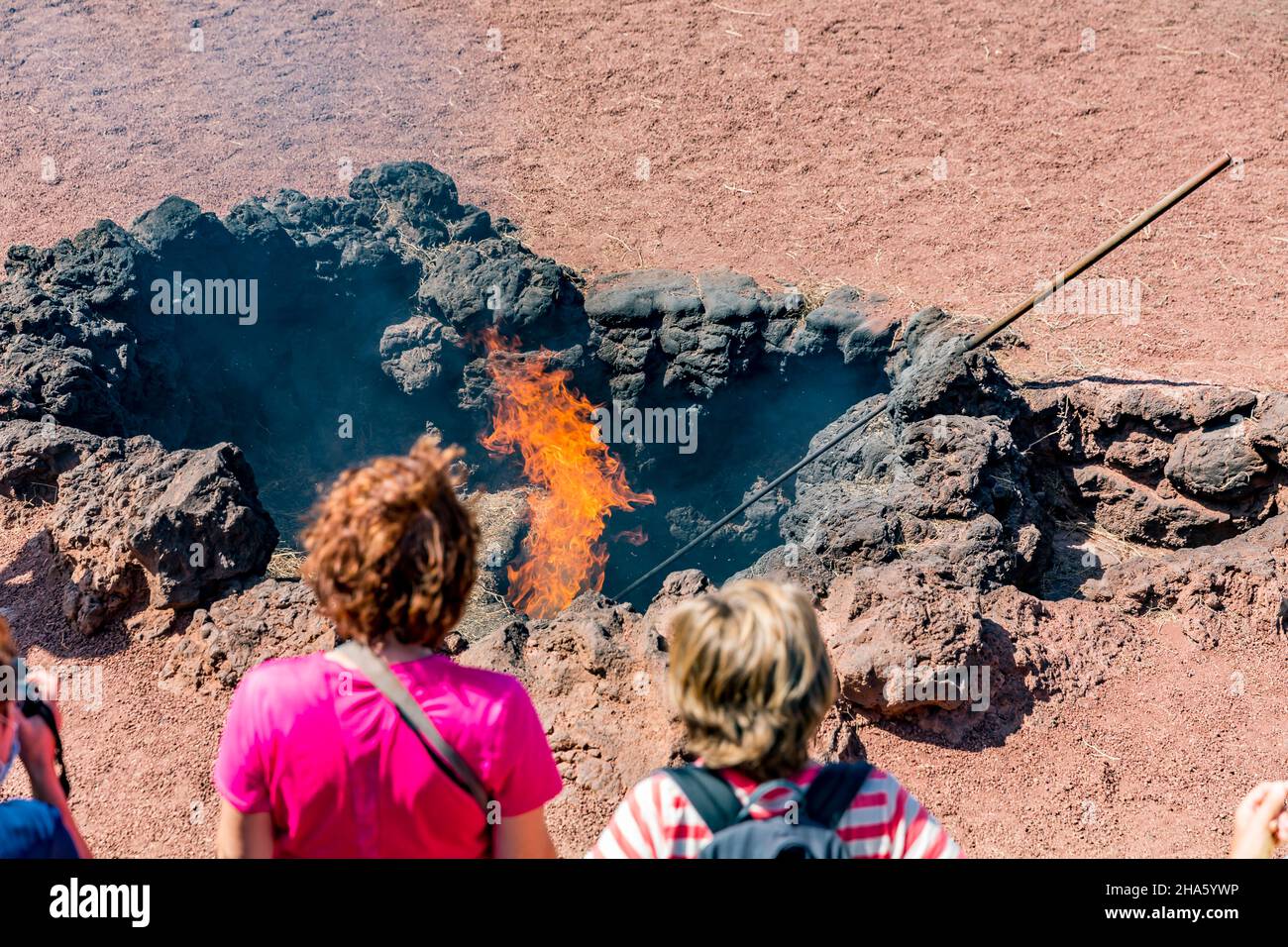 Feuerdemonstration, el diablo Touristenzentrum, nationalpark timanfaya, parque nacional de timanfaya, montanas del fuego, lanzarote, Kanaren, kanarische Inseln, spanien, europa Stockfoto