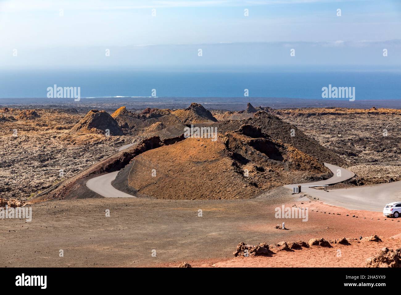 Blick vom Touristenzentrum el diablo auf die Vulkanlandschaft, montana rajada, timanfaya Nationalpark, parque nacional de timanfaya, montanas del fuego, lanzarote, Kanaren, kanarische Inseln, spanien, europa Stockfoto