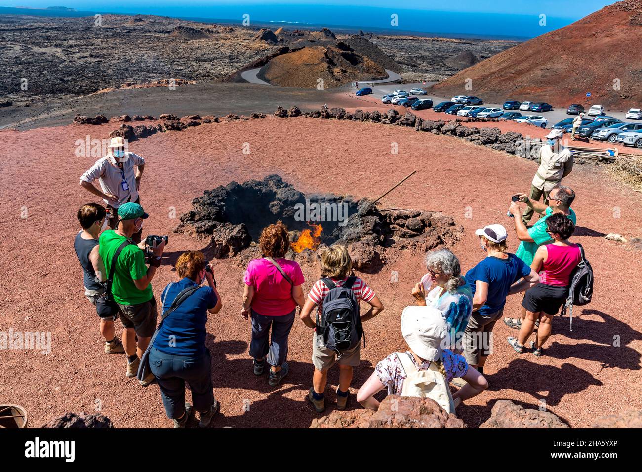 Feuerdemonstration, el diablo Touristenzentrum, nationalpark timanfaya, parque nacional de timanfaya, montanas del fuego, lanzarote, Kanaren, kanarische Inseln, spanien, europa Stockfoto