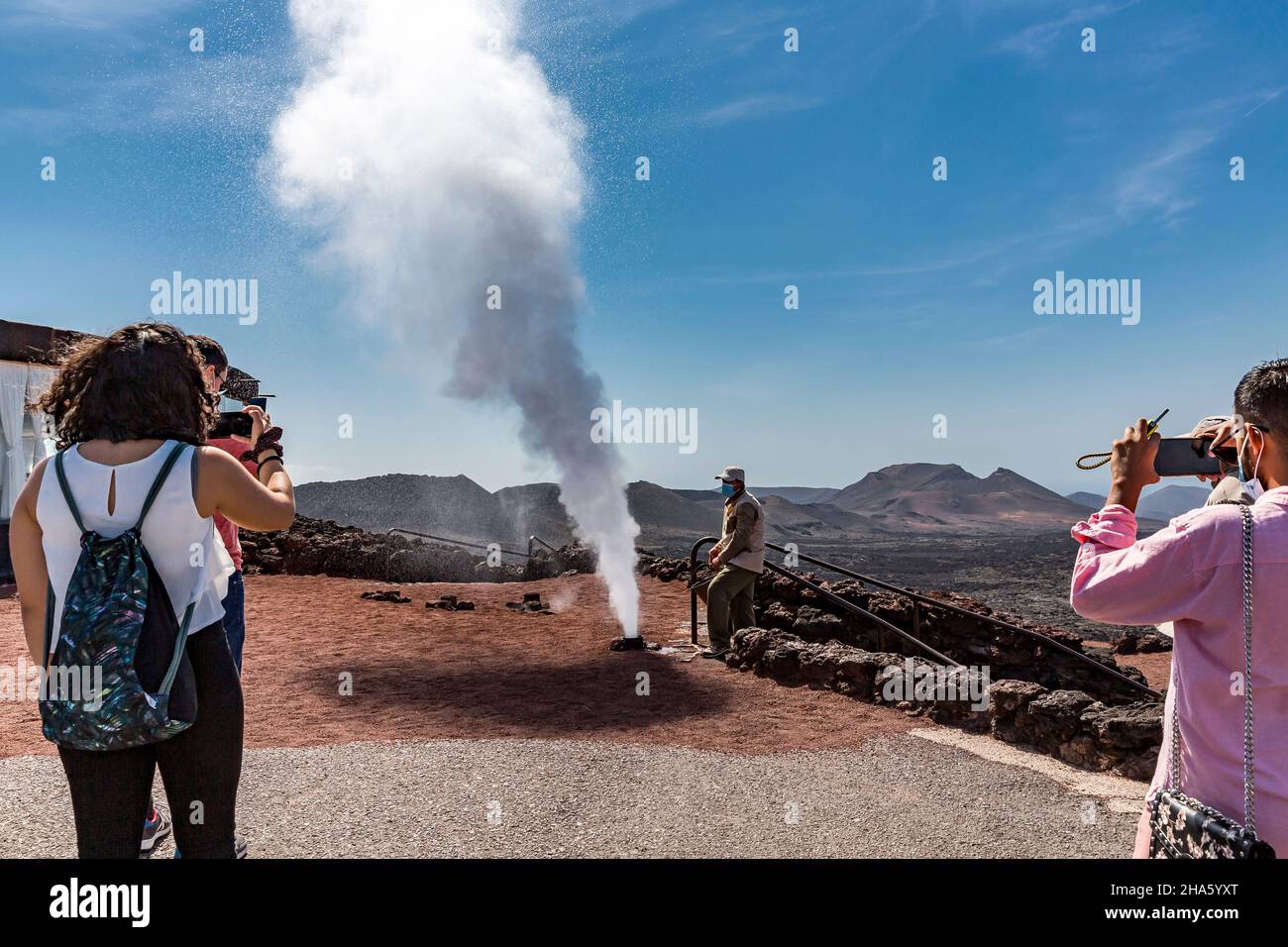 Dampfdemonstration, Touristenzentrum El diablo, nationalpark timanfaya, parque nacional de timanfaya, montanas del fuego, lanzarote, Kanaren, kanarische Inseln, spanien, europa Stockfoto