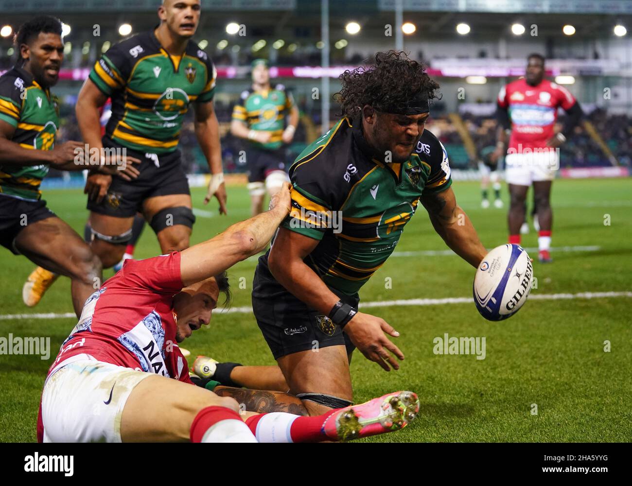 Lewis Ludlam von Northampton Saints hat einen Versuch gemacht, der vom VAR beim Heineken Champions Cup-Spiel im Cinch Stadium in Franklin's Gardens, Northampton, ausgeschlossen wird. Bilddatum: Freitag, 10. Dezember 2021. Stockfoto