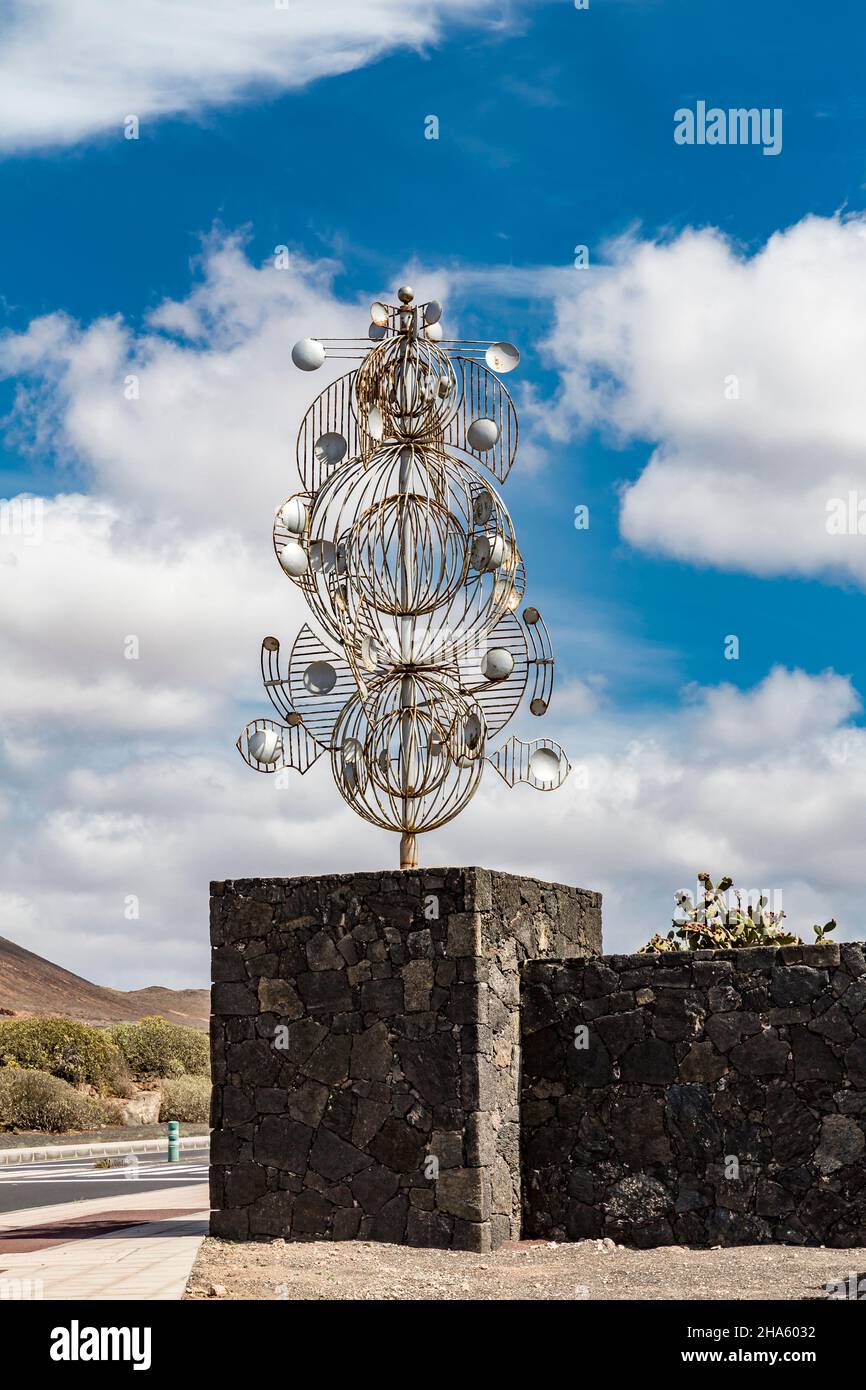 Kleiner Windhund, an einer Wand, Skulptur von césar manrique, spanischer Künstler aus lanzarote, 1919-1992, Kreisverkehr in der Nähe von tahiche, lanzarote, Kanaren, kanarische Inseln, spanien, europa Stockfoto