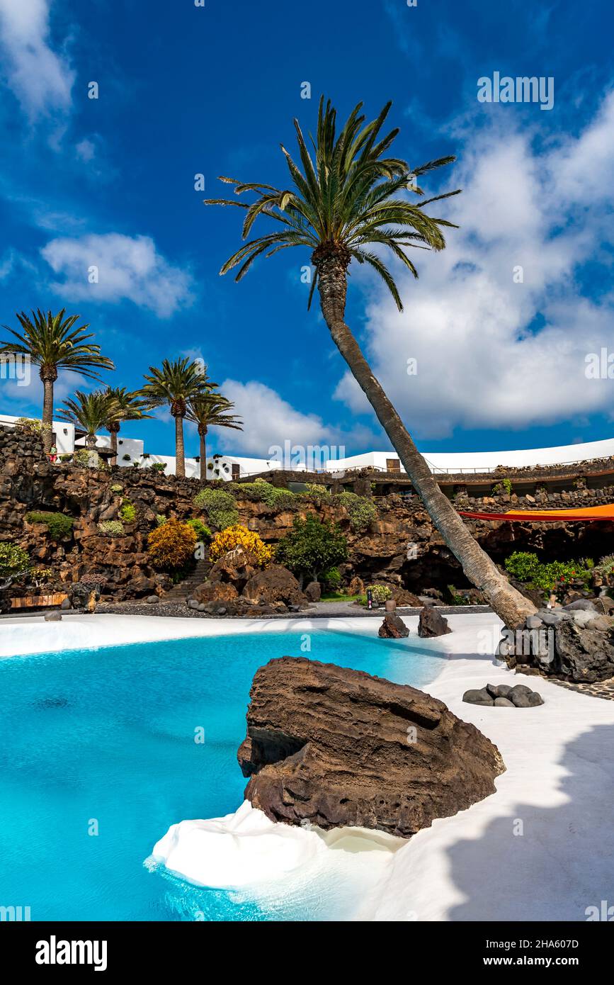 Tropischer Garten mit Swimmingpool,jameos del agua,Kunst- und Kulturstätte,erbaut von césar manrique,spanischer Künstler aus lanzarote,1919-1992,lanzarote,Kanaren,kanarische Inseln,spanien,europa Stockfoto