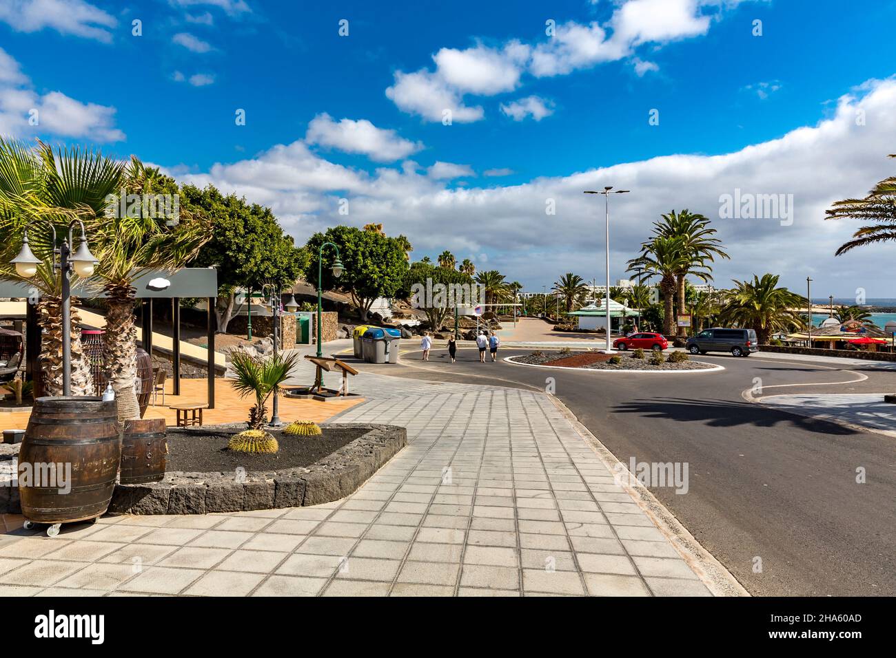 Straße mit Geschäften und Restaurants, costa teguise, lanzarote, Kanaren, kanarische Inseln, spanien Stockfoto