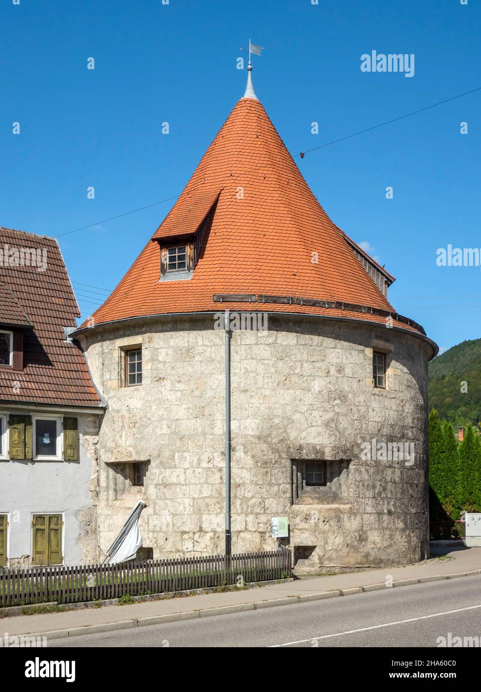 Der aus Tuffstein gebaute, dicke Turm ist der einzige der vier noch intakten Befestigungstürme der webervorstadt Bad urach, baden-württemberg, deutschland Stockfoto