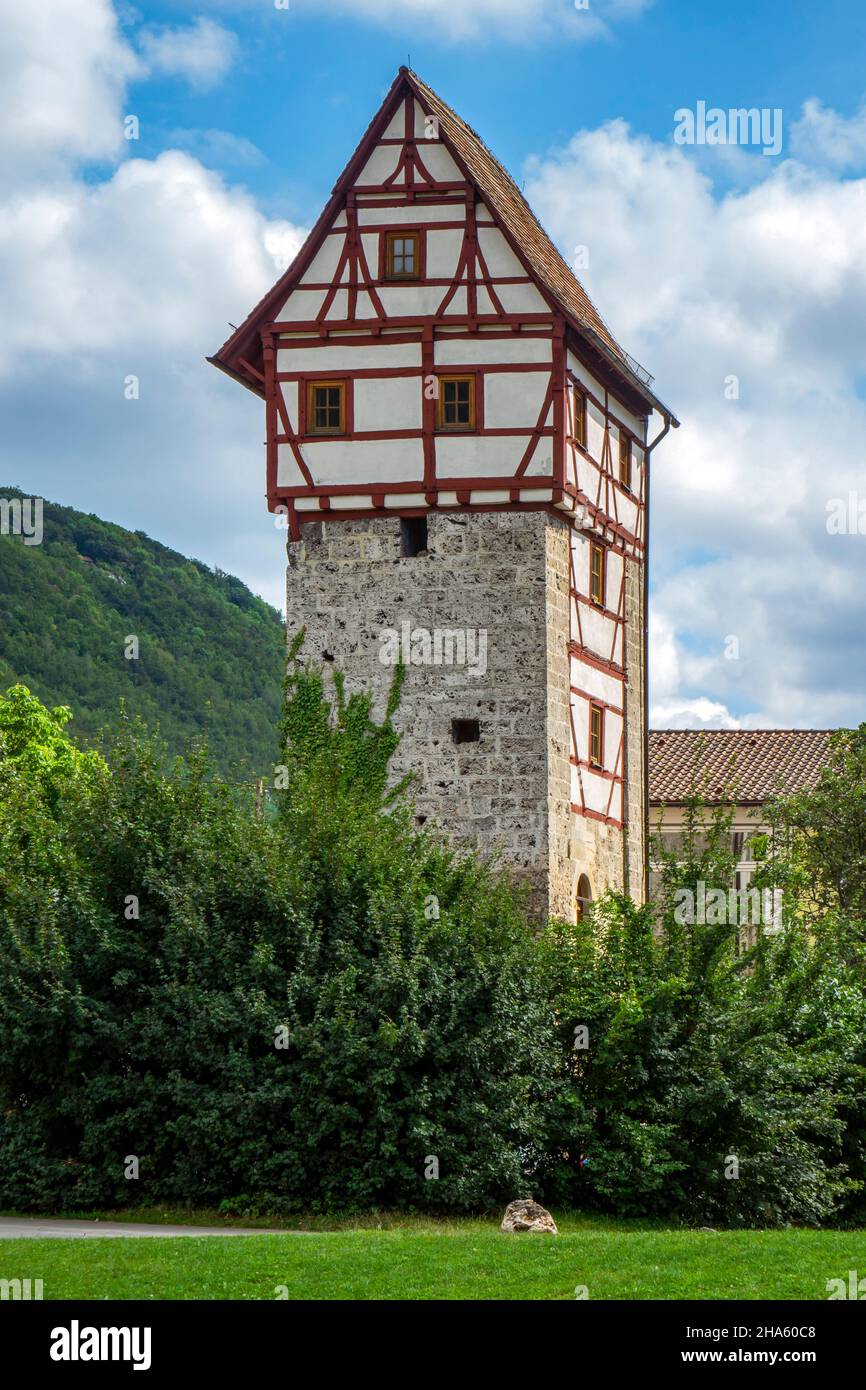 waffenturm, Eckturm der Stadtbefestigung aus Tuffstein, erbaut im 13th. Jahrhundert. Im 16th. Jahrhundert mit Fachwerkturm, Bad urach, baden-württemberg, deutschland Stockfoto