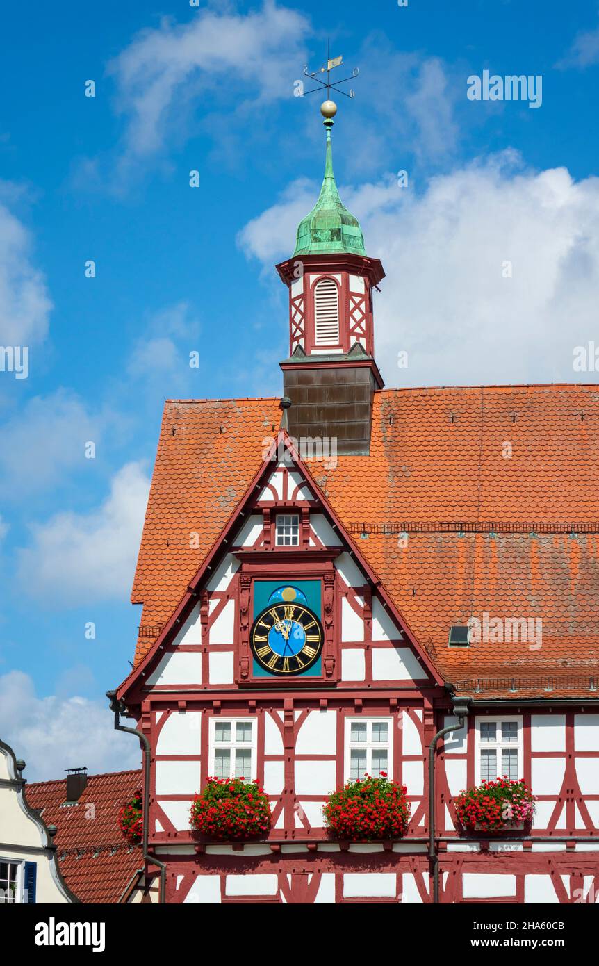 Rathaus mit Rathausuhr und Dachturm, Bad urach, baden-württemberg, deutschland Stockfoto