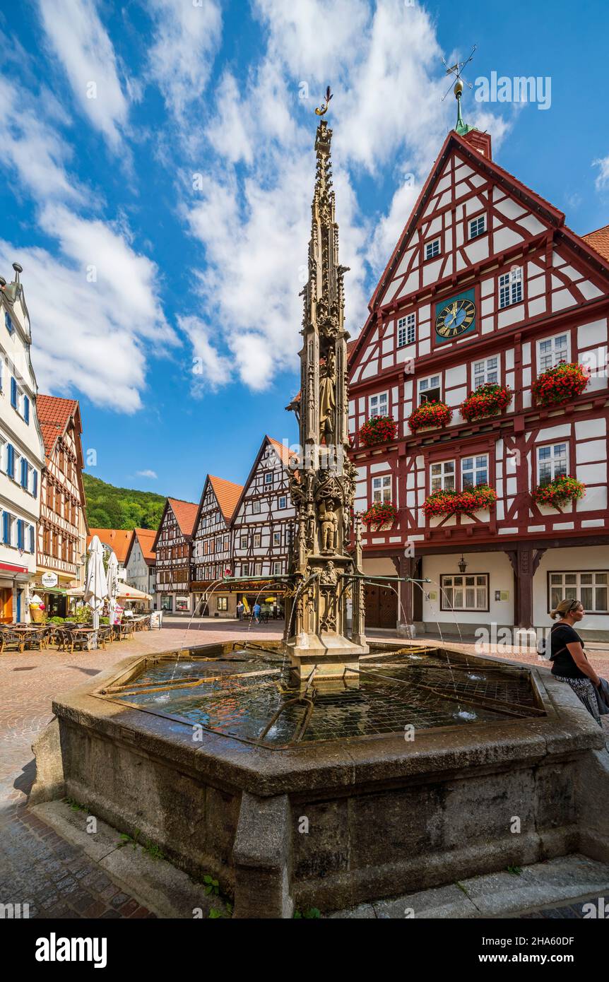 Der Marktbrunnen ist ein laufender Brunnen mit einer fünfstöckigen spätgotischen Brunnensäule, erstellt um 1500, Kopie von 1904/05, Bad urach, baden-württemberg, deutschland Stockfoto