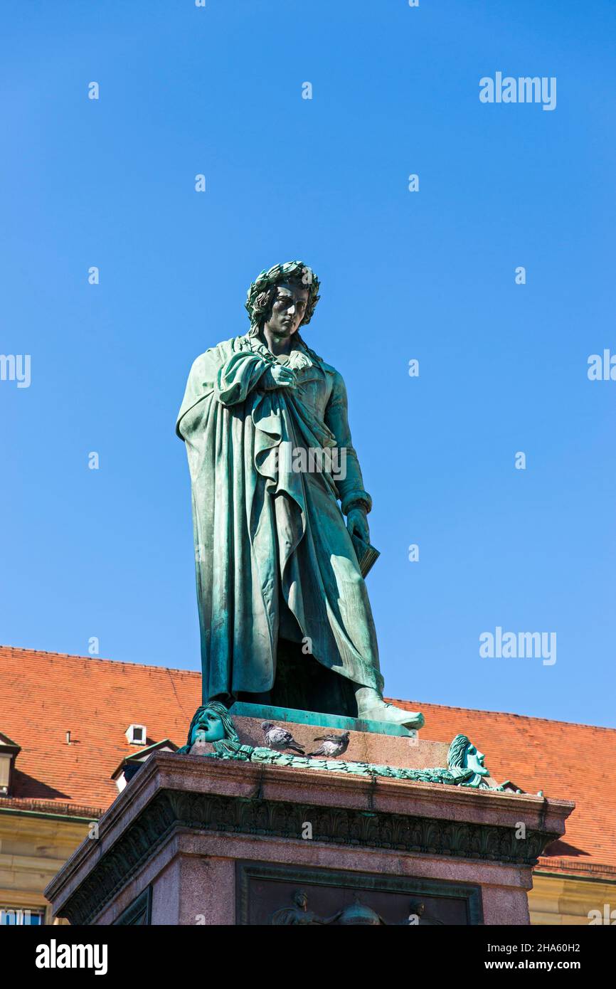 Das schiller-Denkmal am stuttgarter schillerplatz war das erste große Dichter-Denkmal in deutschland und das erste bedeutende schiller-Denkmal. Die Statue, ein Hauptwerk der europäischen Klassizismus-Skulptur, wurde nach dem Vorbild des dänischen Bildhauers bertel thorvaldsen von johann baptist stiglmaier in münchen, stuttgart, baden-württemberg, in Bronze gegossen Stockfoto