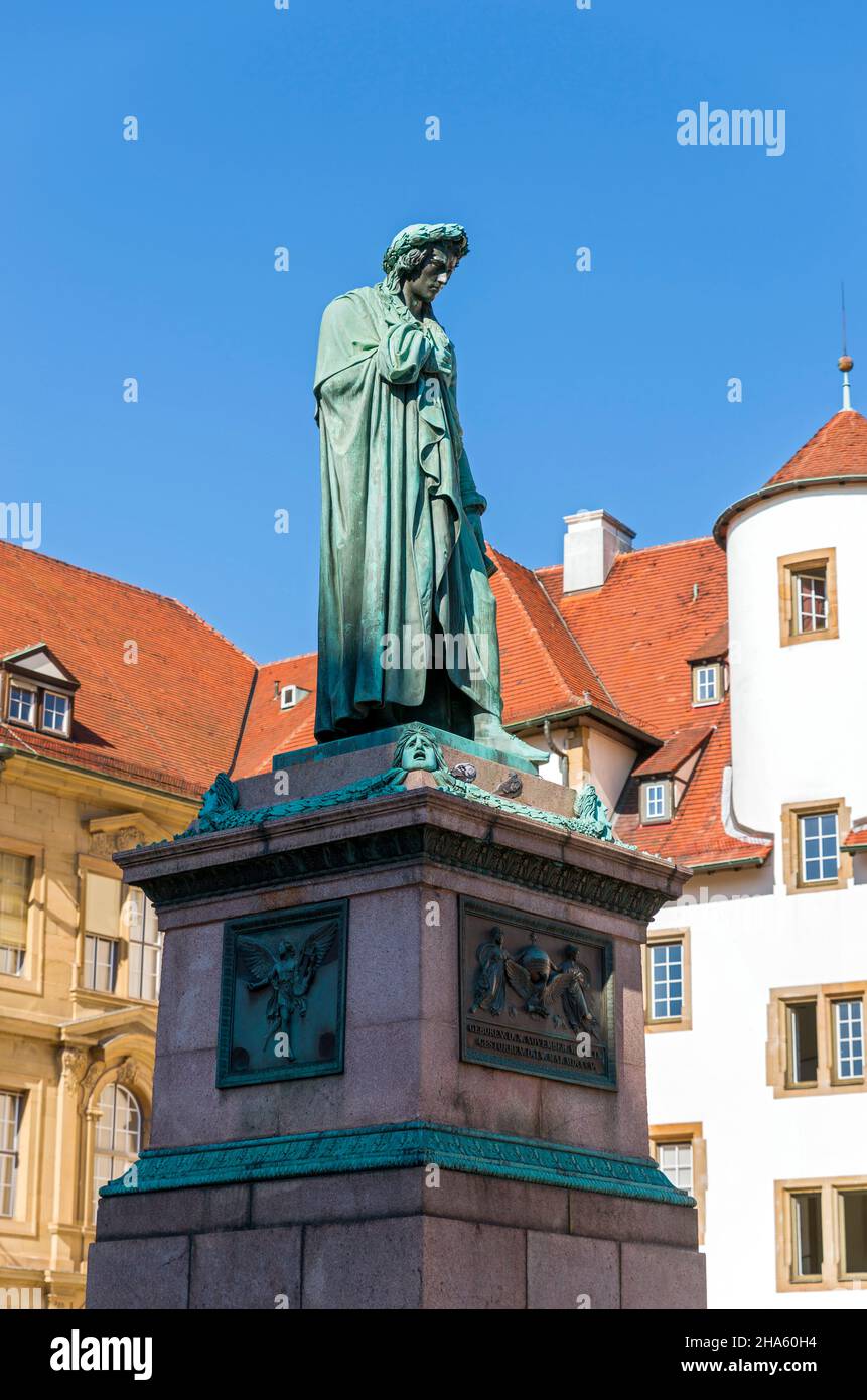 Das schiller-Denkmal am stuttgarter schillerplatz war das erste große Dichter-Denkmal in deutschland und das erste bedeutende schiller-Denkmal. Die Statue, ein Hauptwerk der europäischen Klassizismus-Skulptur, wurde nach dem Vorbild des dänischen Bildhauers bertel thorvaldsen von johann baptist stiglmaier in münchen, stuttgart, baden-württemberg, in Bronze gegossen Stockfoto