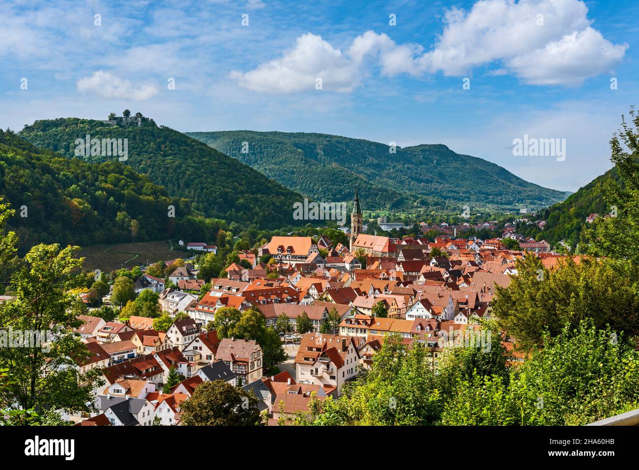 Blick vom Sanatoriumsweg über die Stadt zur burgruine hohenurach, Bad urach, baden-württemberg, deutschland Stockfoto