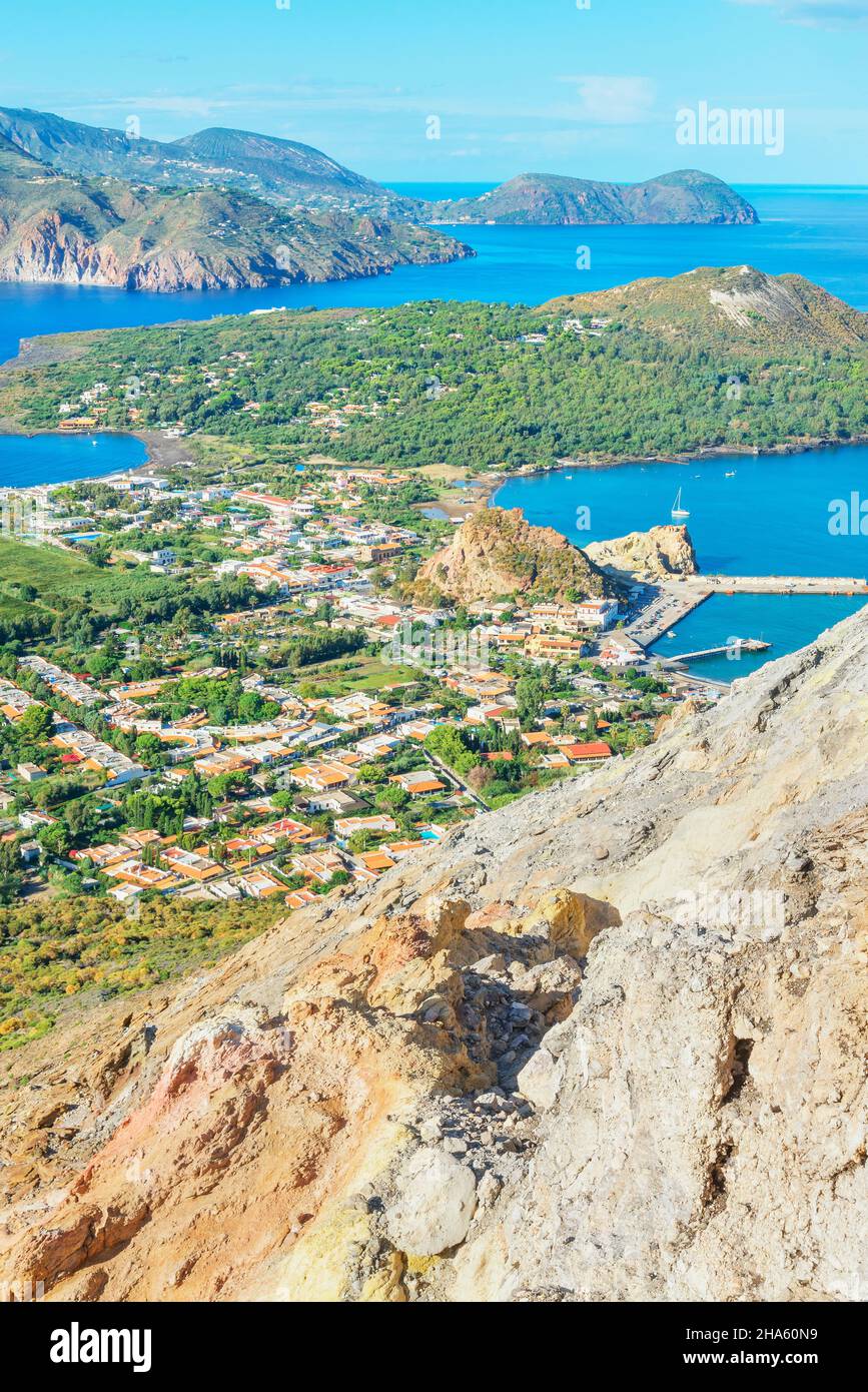 Blick auf den Hafen von Levante und die Äolischen Inseln, Vulcano Island, Äolischen Inseln, Sizilien, Italien, Stockfoto