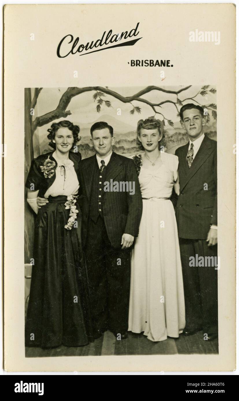 Foto von zwei Paaren im Cloudland Ballroom in Brisbane, Australien, um 1950. McKechnie Kollektion für die Familie. Stockfoto