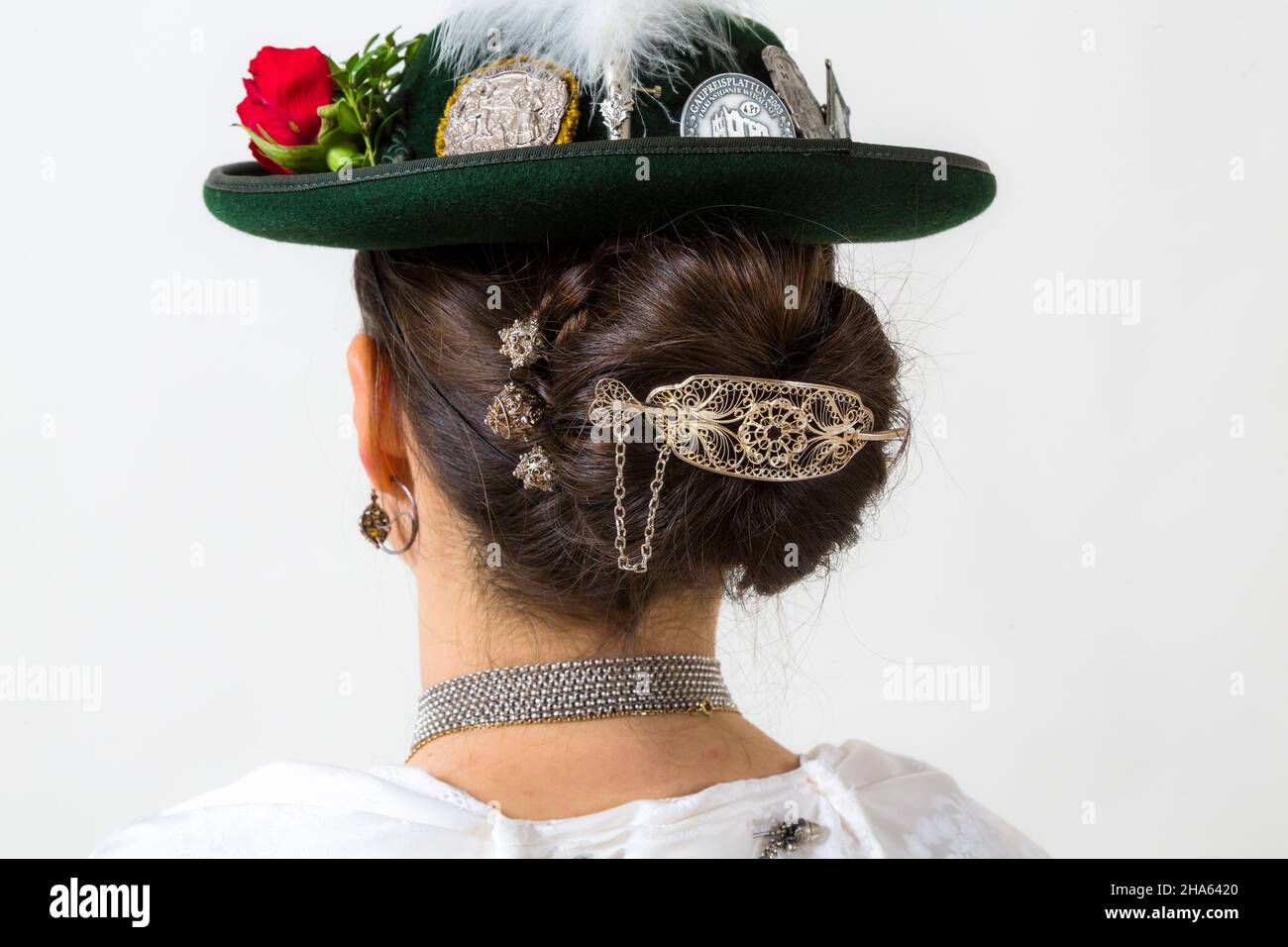 deutschland, bayern, Frau in traditioneller Tracht, der Hinterkopf einer Frau mit silbernen Haarzubehören Stockfoto