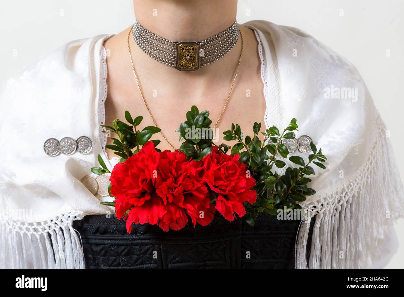 deutschland, bayern, Frau in Tracht, Hals mit Choker und Blumenschmuck im Ausschnitt eines traditionellen Kleides. Stockfoto