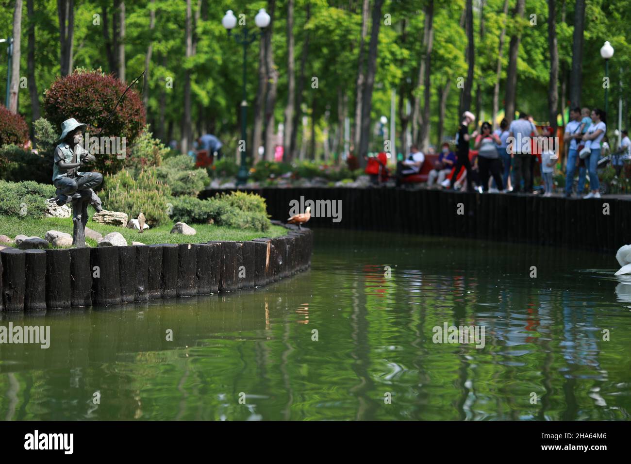 Ein schöner großer Park mit gepflegten Tieren und einem Fluss in der Stadt Stockfoto