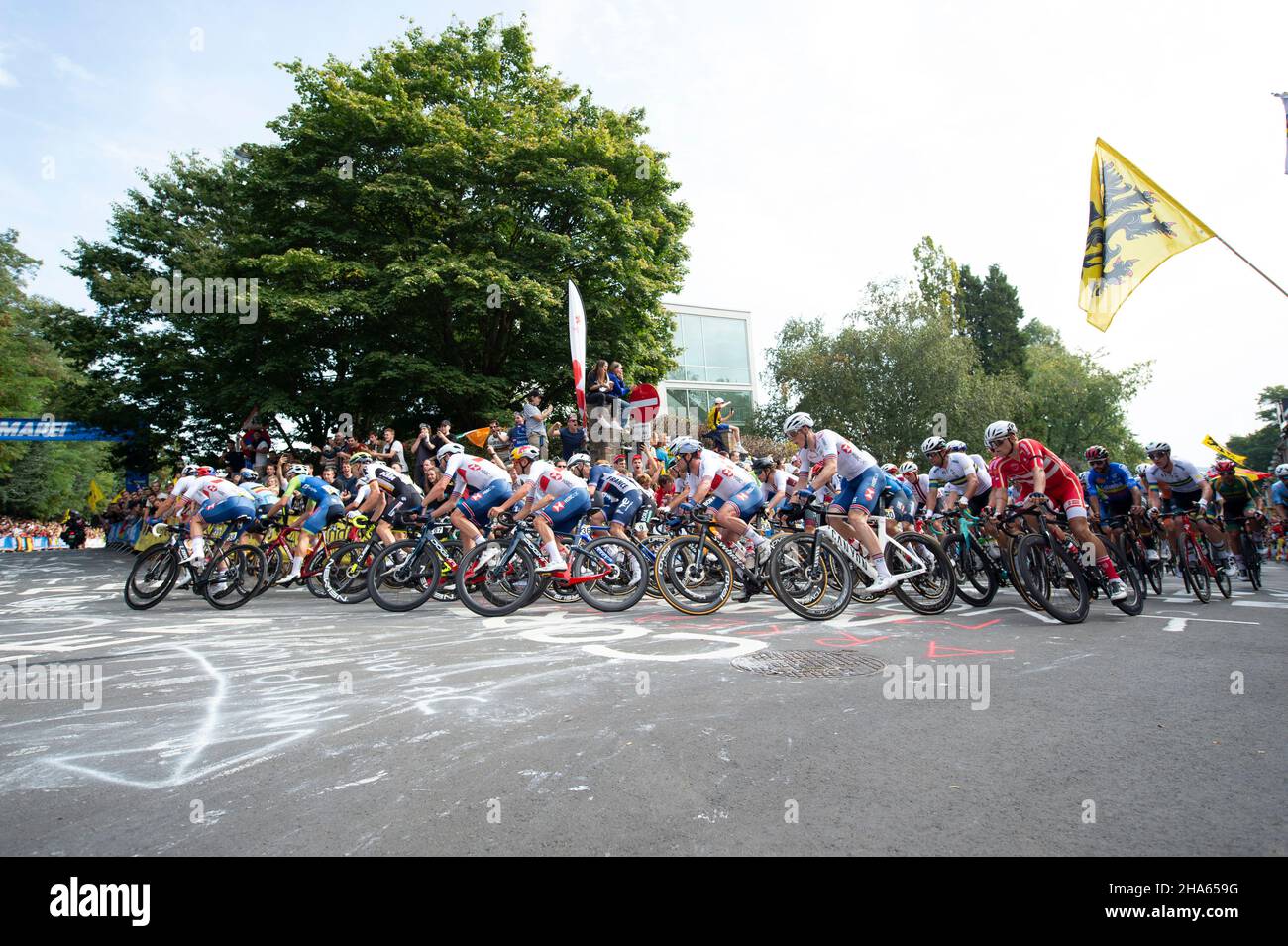 Das Männerpeloton auf dem Wijnpers-Anstieg während der UCI Elite Men's Road Cycling World Championships 2021 in Leuven, Belgien Stockfoto
