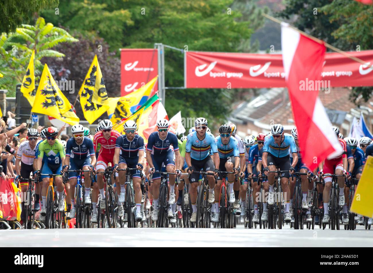 Das Männerpeloton auf dem Wijnpers-Anstieg während der UCI Elite Men's Road Cycling World Championships 2021 in Leuven, Belgien Stockfoto
