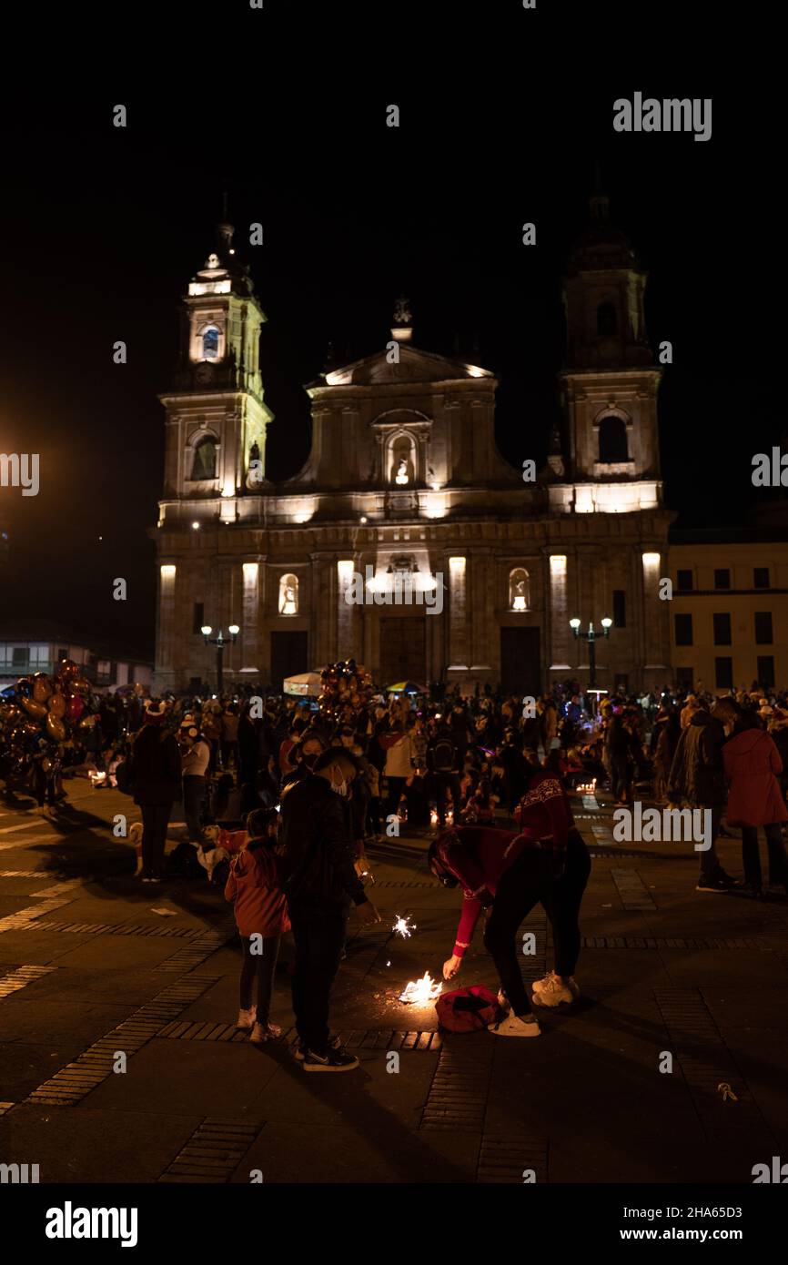 La noche de las velitas („die Nacht der kleinen Kerzen“) ist eines der traditionellen Feste in Kolumbien, wo wir die Jungfrau Maria feiern. Stockfoto