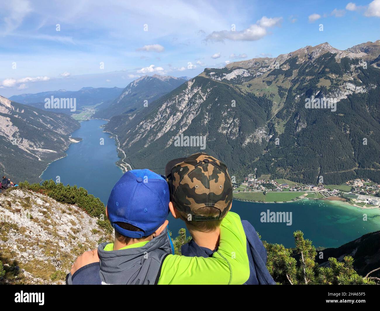 Zwei Jungen blicken vom bärenkopf zum achensee und karwendel,Natur,Berge,Herbst,karwendelgebirge,pertisau,tirol,österreich Stockfoto